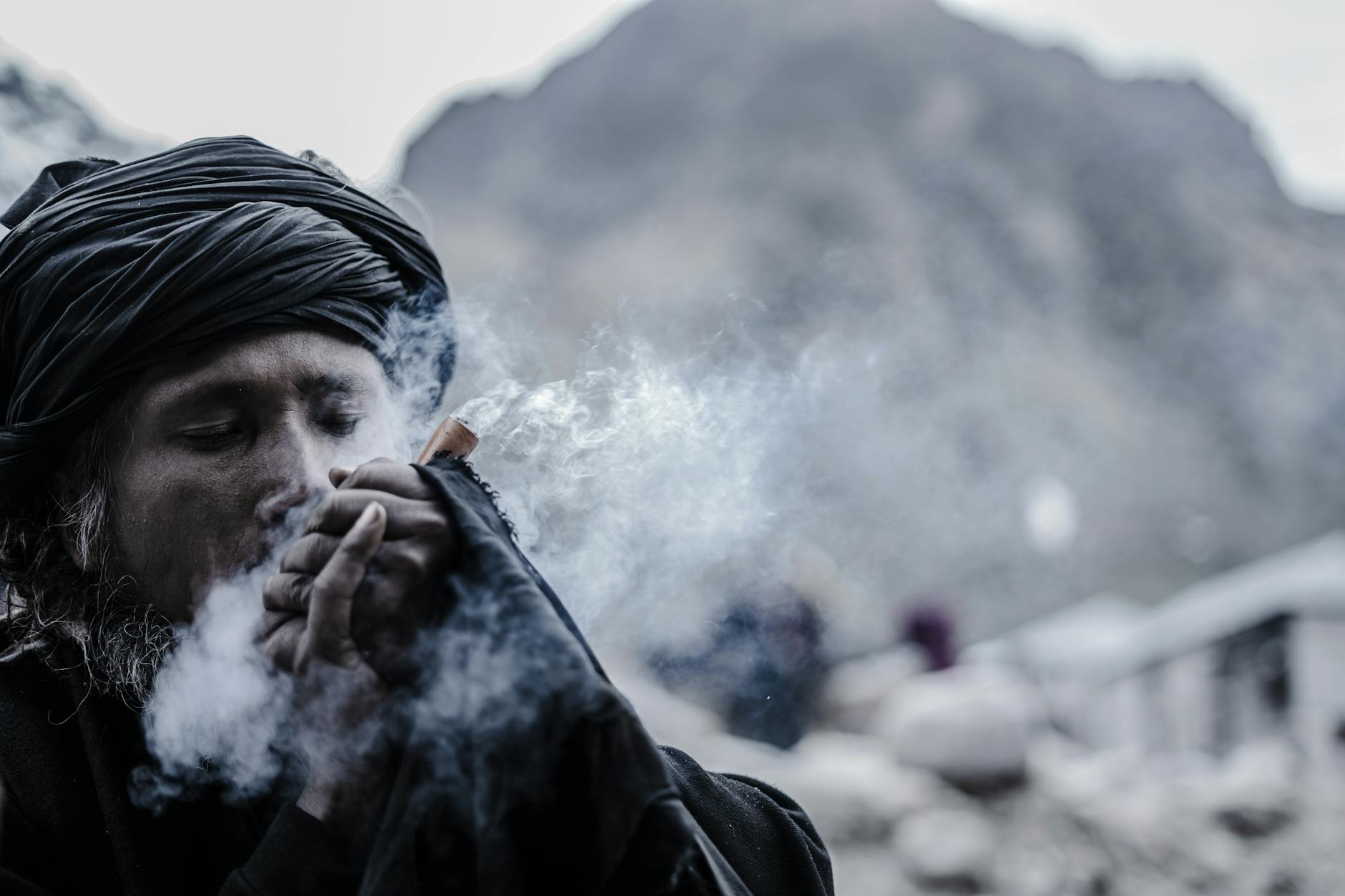 Sal rosa del Himalaya: Usos esotéricos y baños purificadores potentes — retrato de hombre
