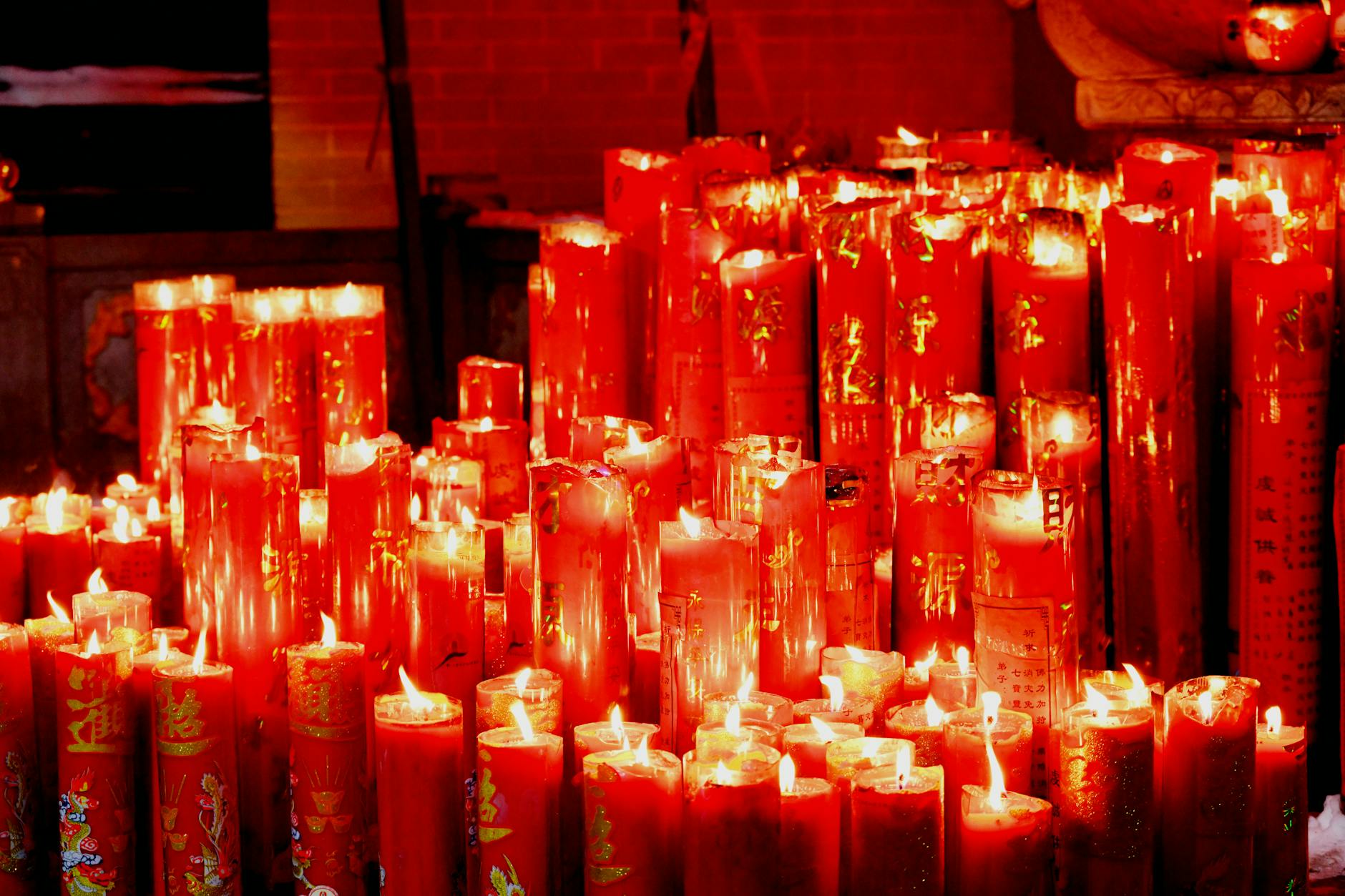 Persona meditando despertar espiritual — velas encendidas