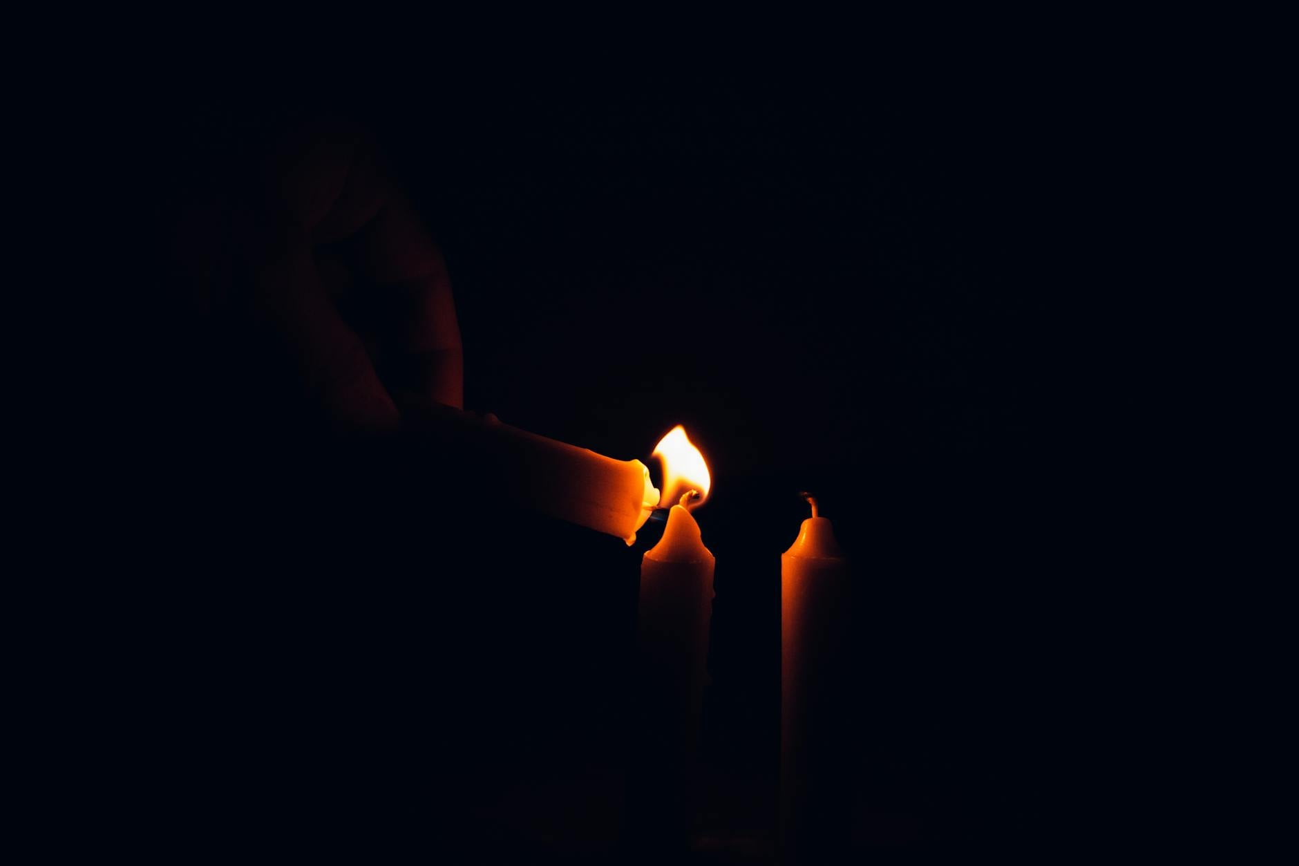 Vela negra encendida para protección espiritual