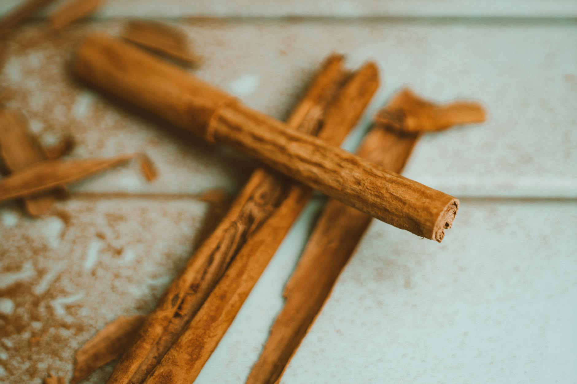 Canela: significado espiritual, protección y abundancia Canela y especias para activar prosperidad