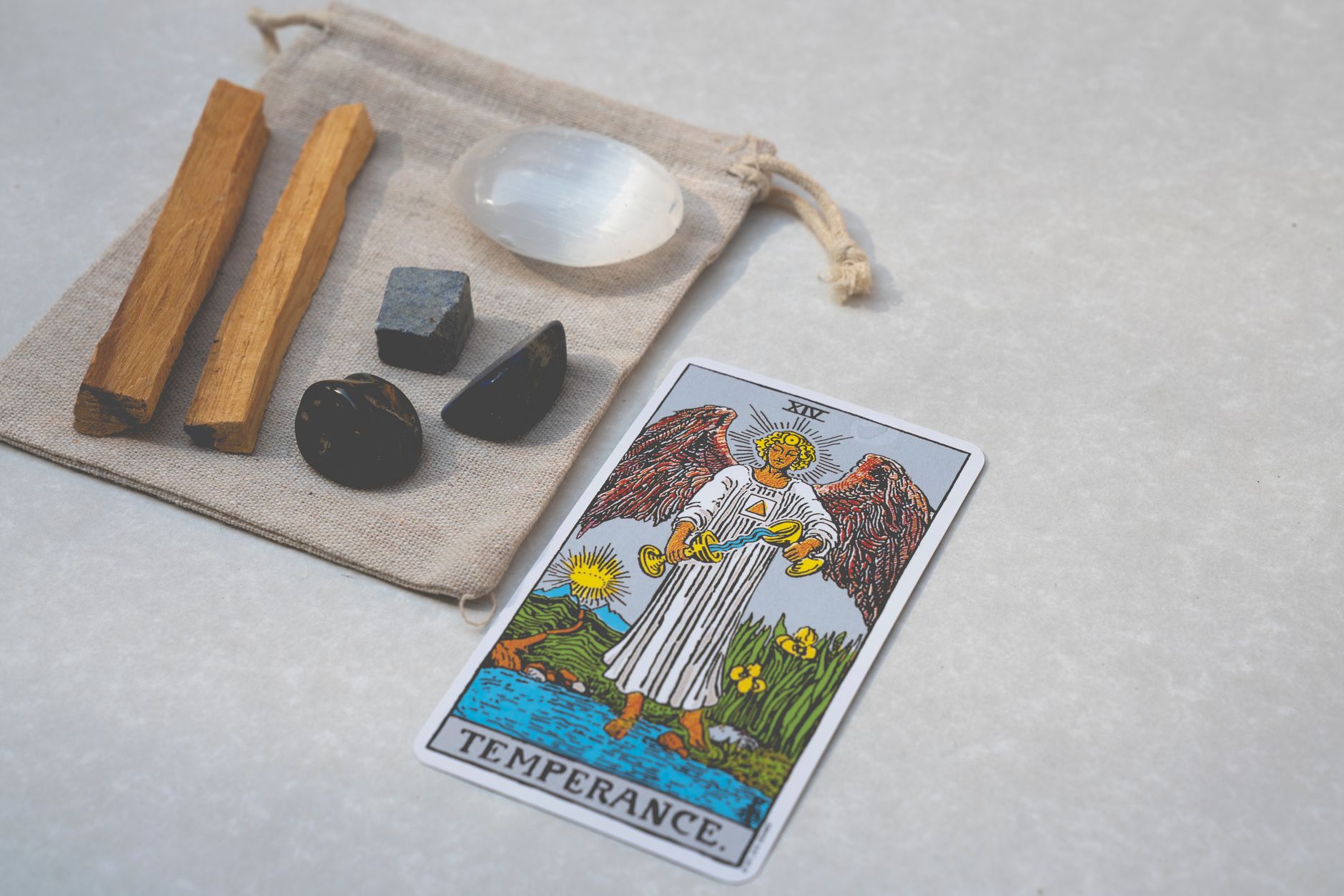 Obsidiana negra: significado espiritual y protección Obsidiana negra usada como piedra de protección