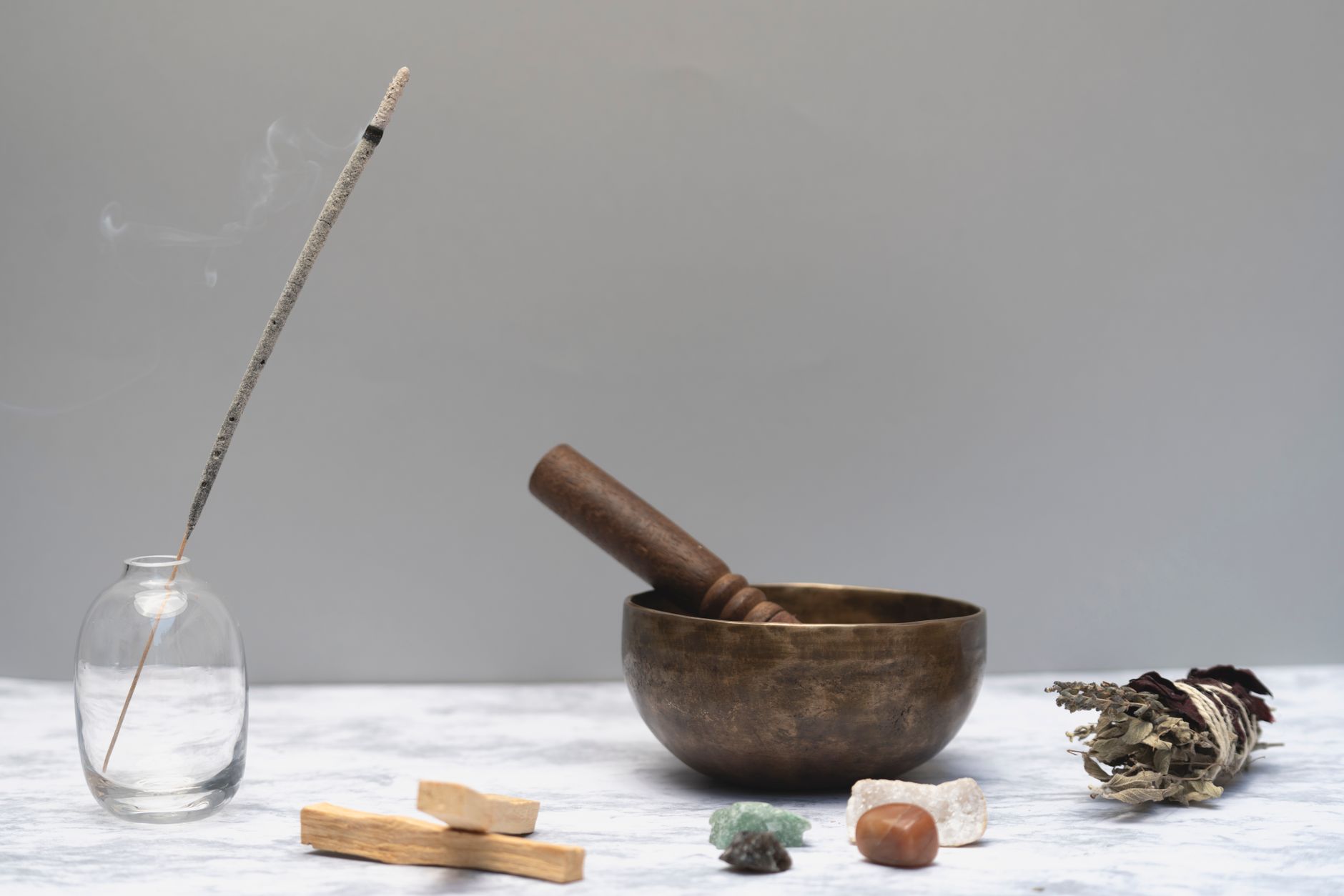 Ritual sencillo con palo santo y calma espiritual