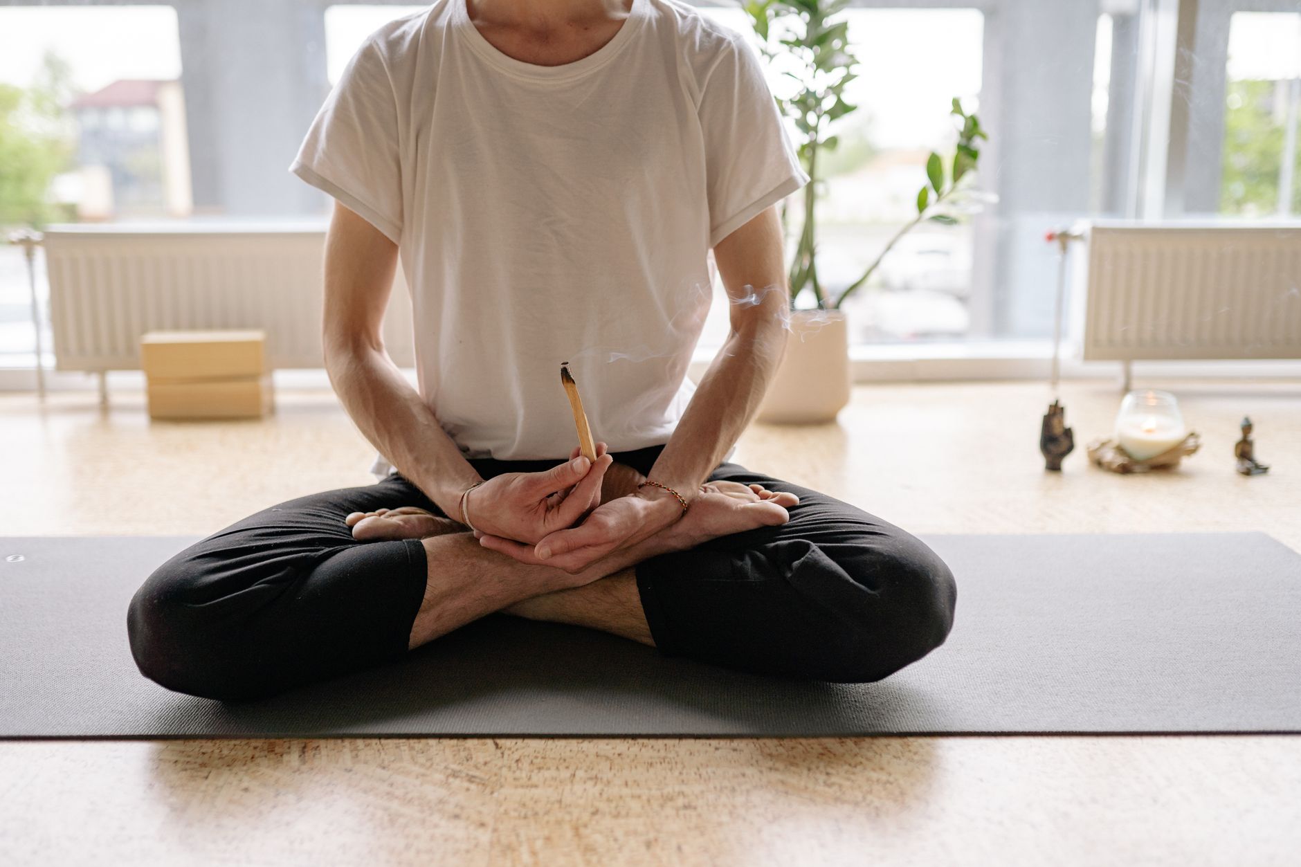 Sándalo: significado espiritual, limpieza y calma Ritual sencillo con sándalo para recuperar calma