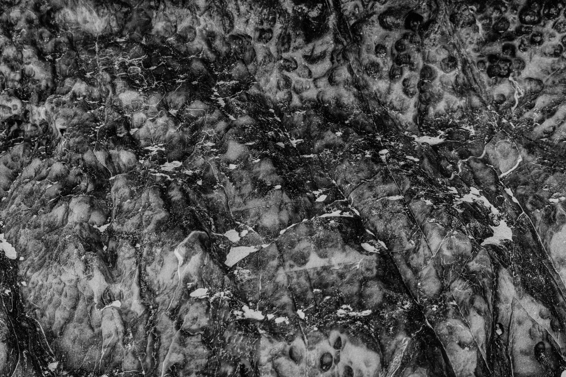 Onix negro como piedra de limite y arraigo