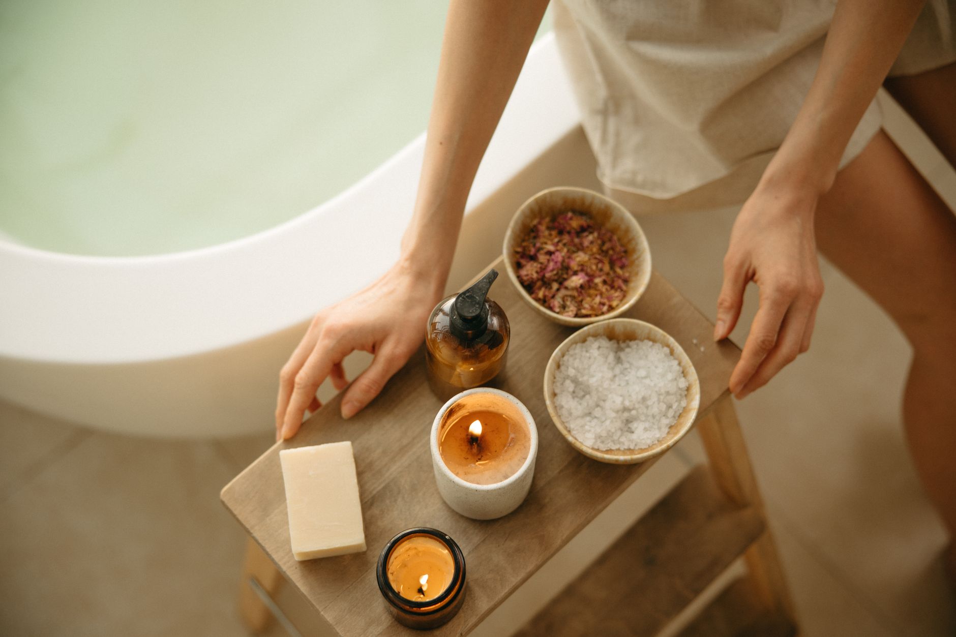 Baño de sal ritual: limpieza simbólica y calma Bañera preparada con sal y luz suave para un ritual personal