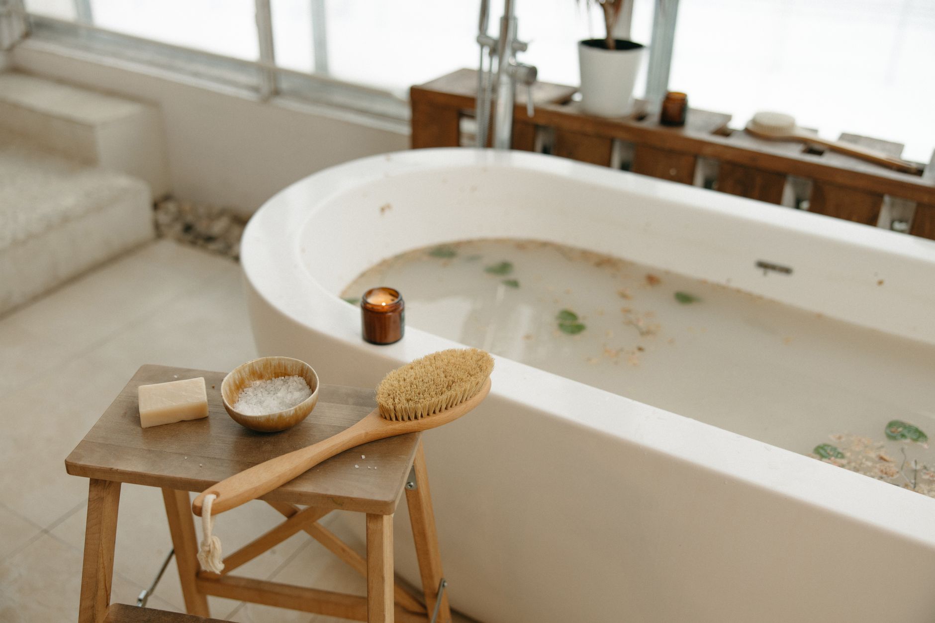 Baño de sal ritual: limpieza simbólica y calma Toalla y cuenco de sal sobre una mesa antes de una ducha ritual