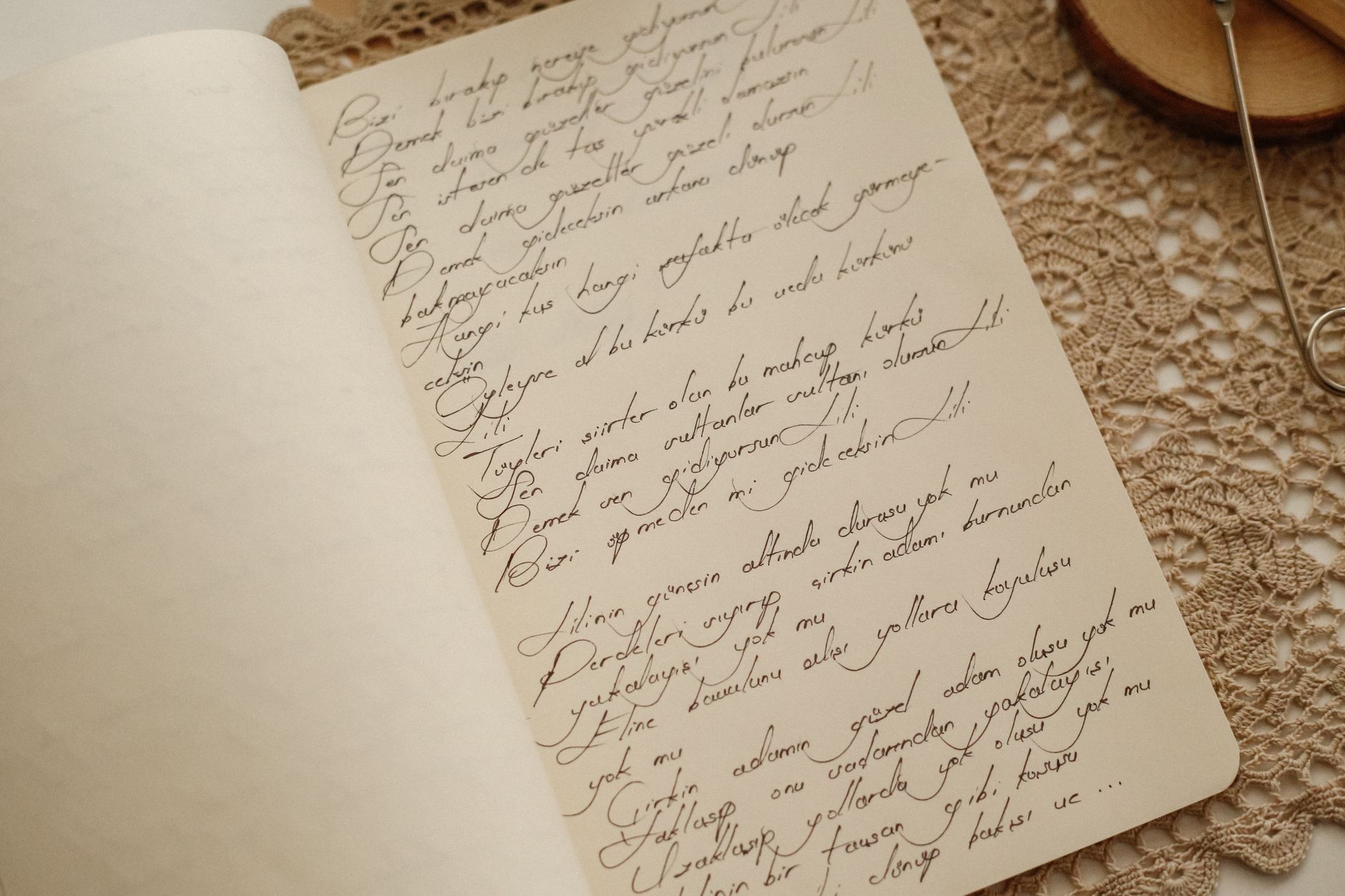 Carta a tu yo futuro: guía simbólica Cuaderno abierto con una página manuscrita sobre un mantel de encaje