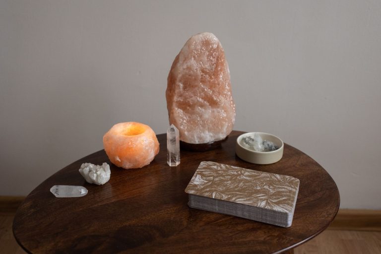 Cómo crear un altar personal sencillo en casa Altar personal sobre una mesa con minerales, una luz y una baraja
