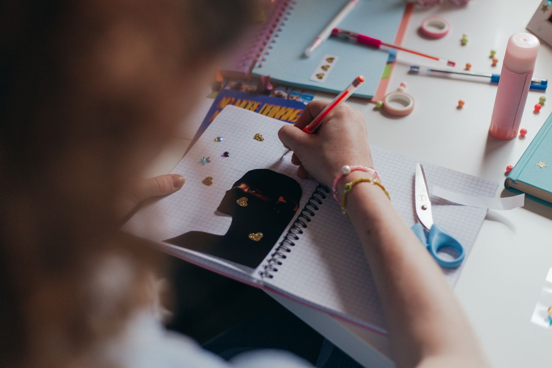 Cómo elegir un símbolo personal con significado Cuaderno decorado a mano para probar formas y símbolos propios