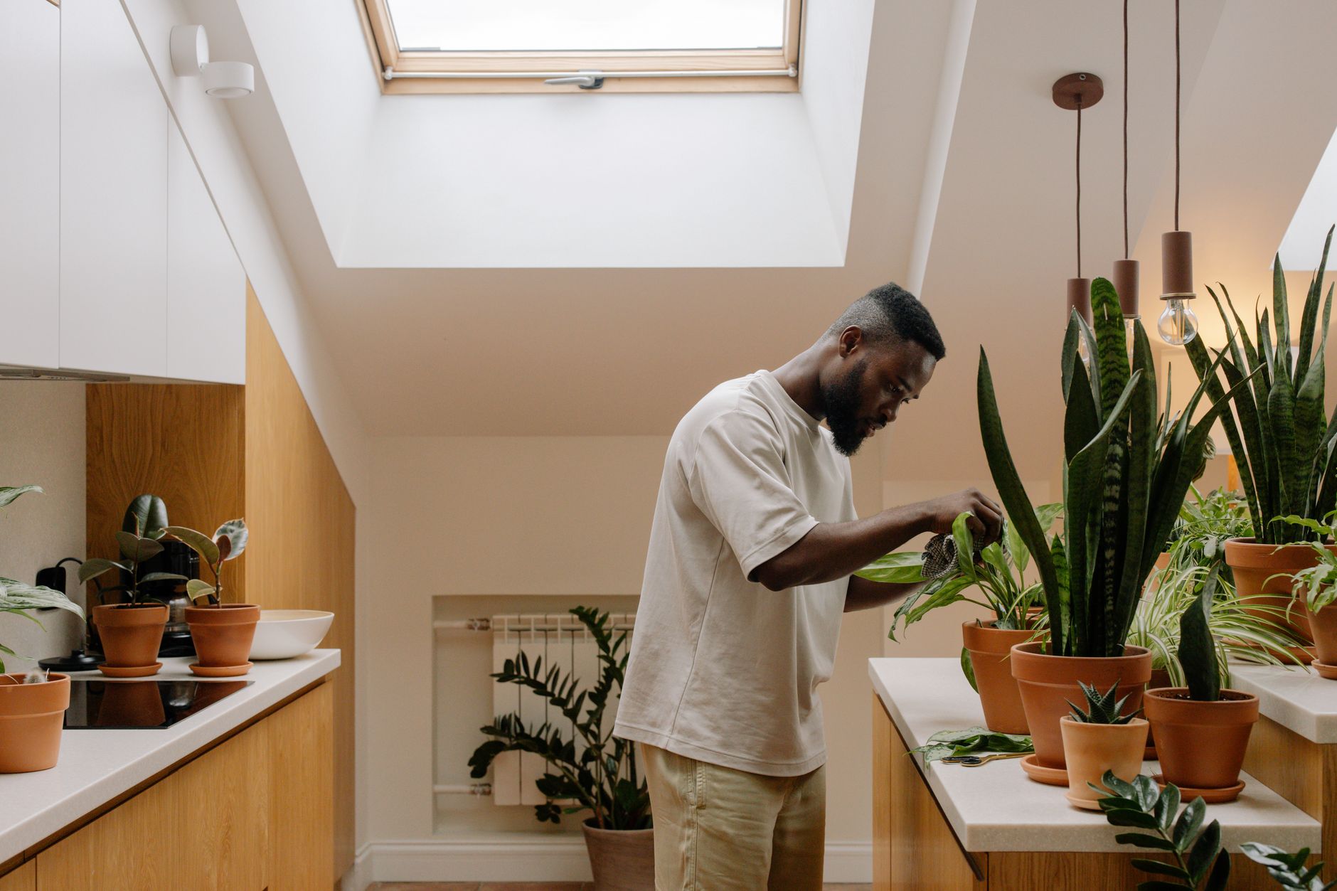Limpieza energética de casa: guía segura Rincón luminoso de casa después de ordenar y ventilar
