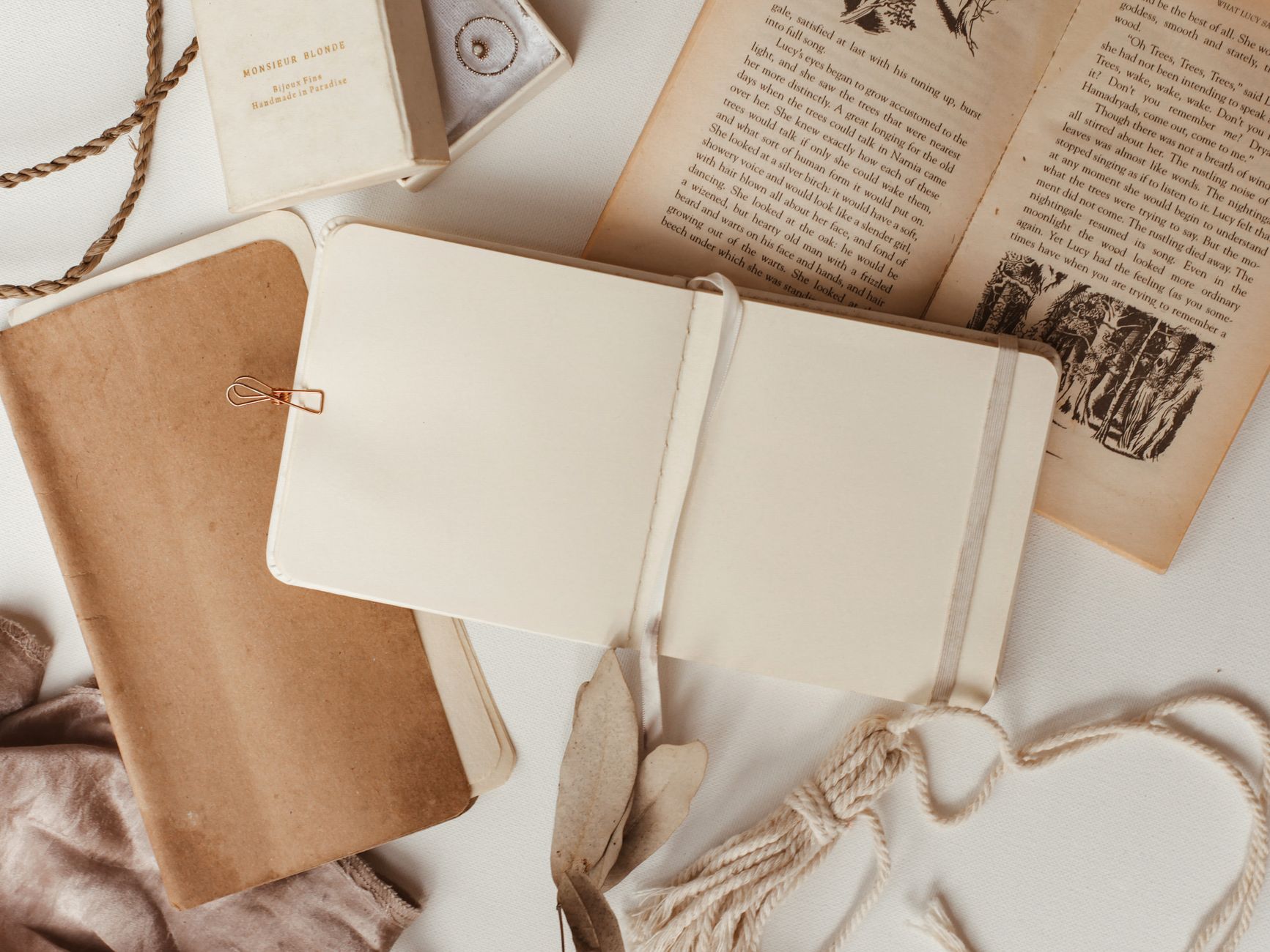 Ritual de cambio de estación para ordenar rutinas Libreta abierta y lápiz junto a libros para anotar una intención