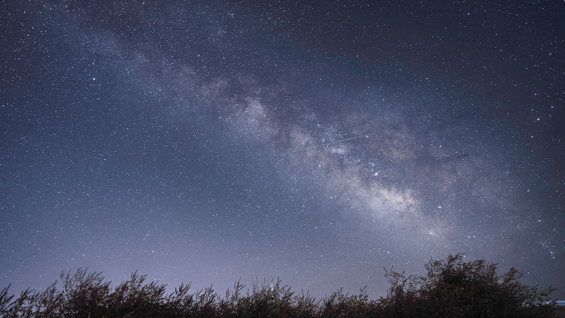 Amor a primera vista astrológico: Urano en la atracción Cielo nocturno estrellado que evoca el papel de Urano en la atracción