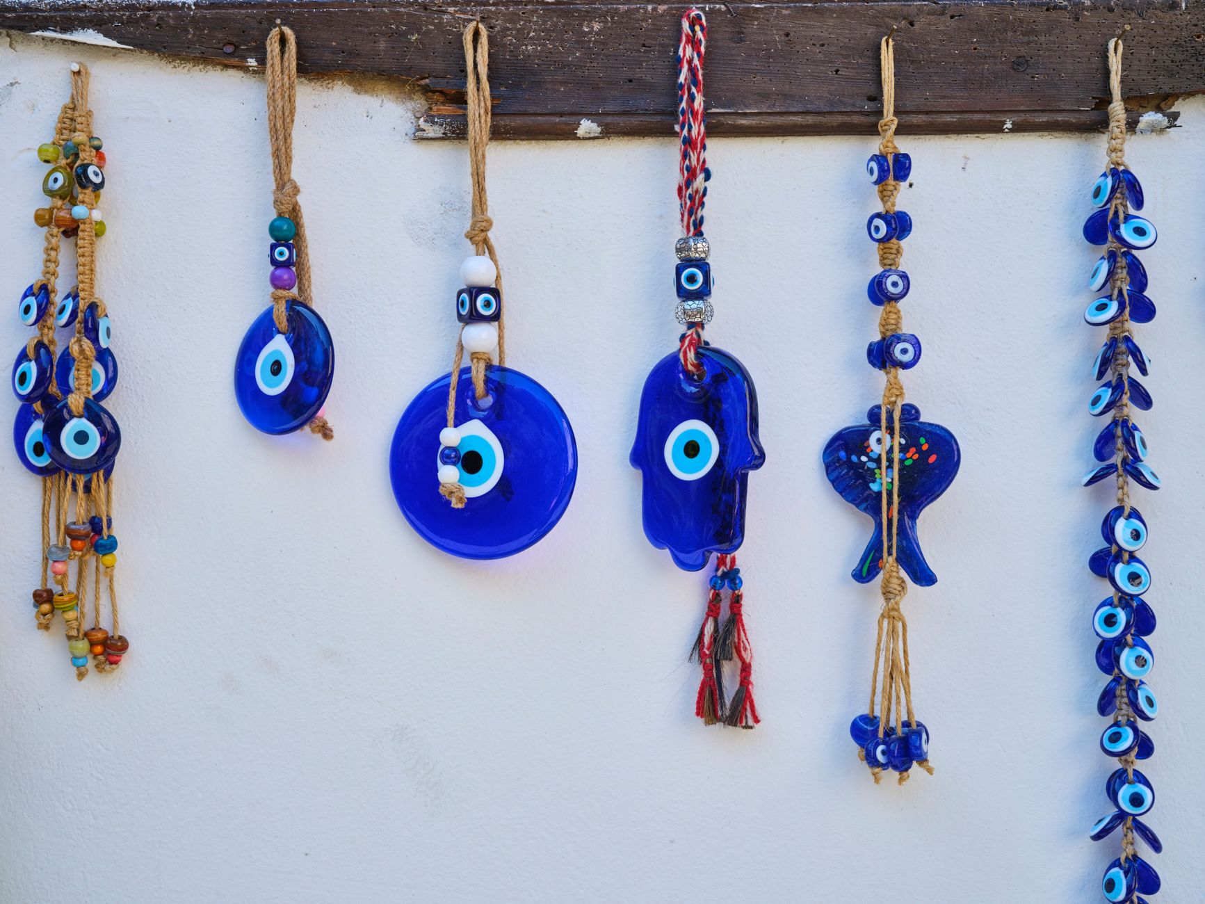 Amuleto Mano de Fátima (Jamsa): hacia arriba vs hacia abajo Pulsera con ojo azul protector y Jamsa sobre la muñeca de una mujer