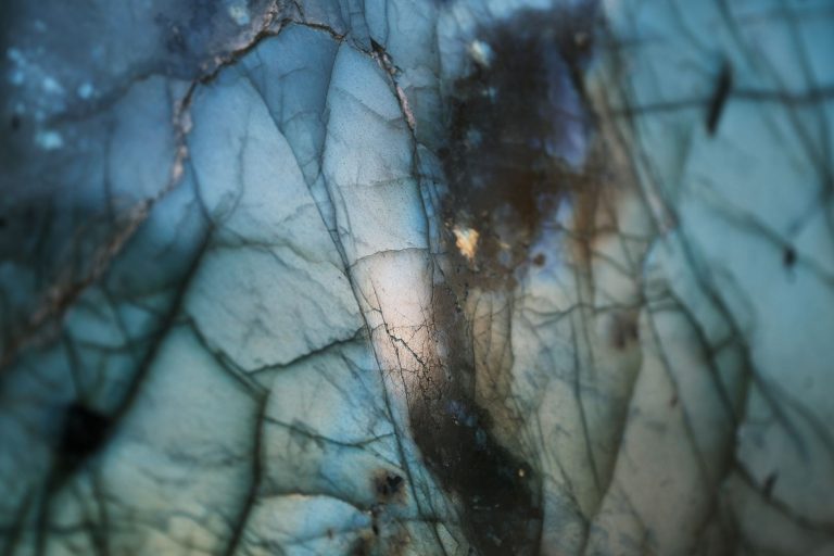 Amuletos de piedra para Cáncer: Piedra luna y Perla Amuletos de piedra para Cáncer: Piedra luna y Perla